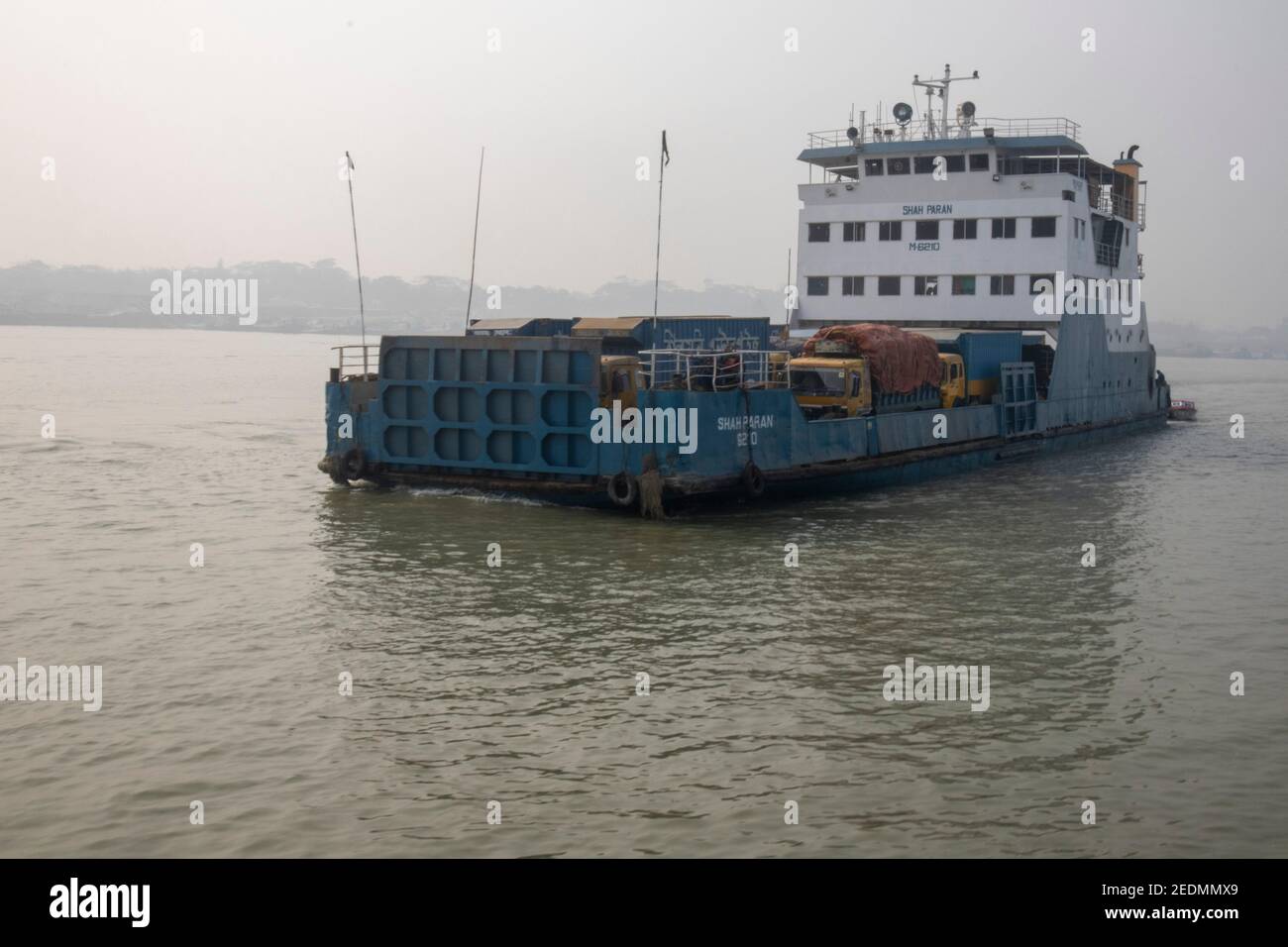 Il Bangladesh è una terra di fiumi. Il trasporto di acqua è uno dei principali sistemi di trasporto qui. Lauch, Ferry, Boat and Speed Boat è il veicolo principale qui. Foto Stock