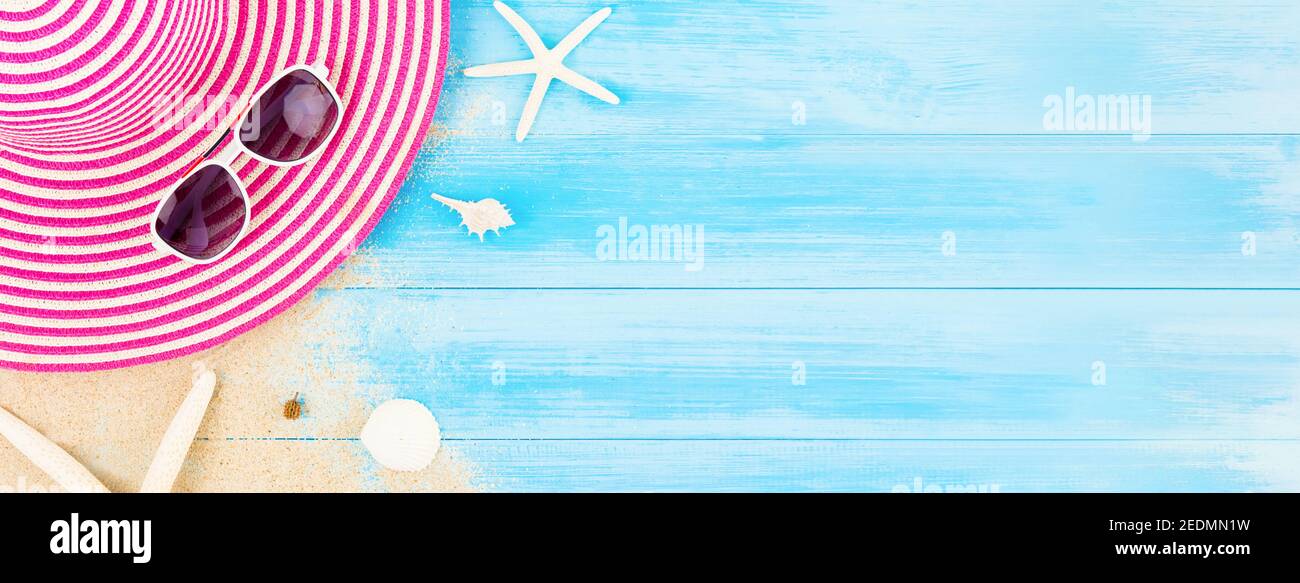 Colorato estate vacanza spiaggia banner sfondo con accessori su pannello di legno blu chiaro, bordo design sulla vista superiore con spazio copia Foto Stock