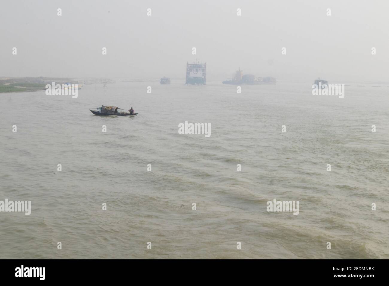 Il Bangladesh è una terra di fiumi. Il trasporto di acqua è uno dei principali sistemi di trasporto qui. Lauch, Ferry, Boat and Speed Boat è il veicolo principale qui. Foto Stock