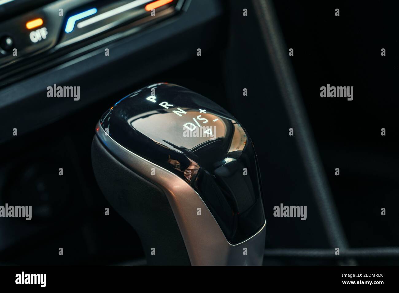 Selettore del cambio. Chiusura della leva del cambio. Cambio automatico moderno in auto. Foto Stock