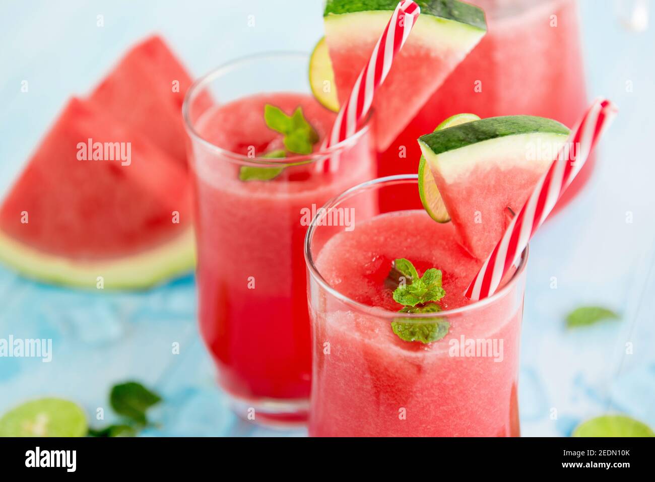 Bevande rinfrescanti colorate per l'estate, frullati freddi di succo di limonata di anguria nei bicchieri Foto Stock
