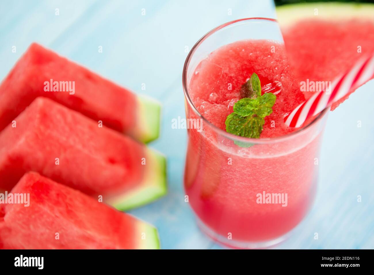 Bevande rinfrescanti colorate per l'estate, frullati freddi di succo di anguria nei bicchieri Foto Stock