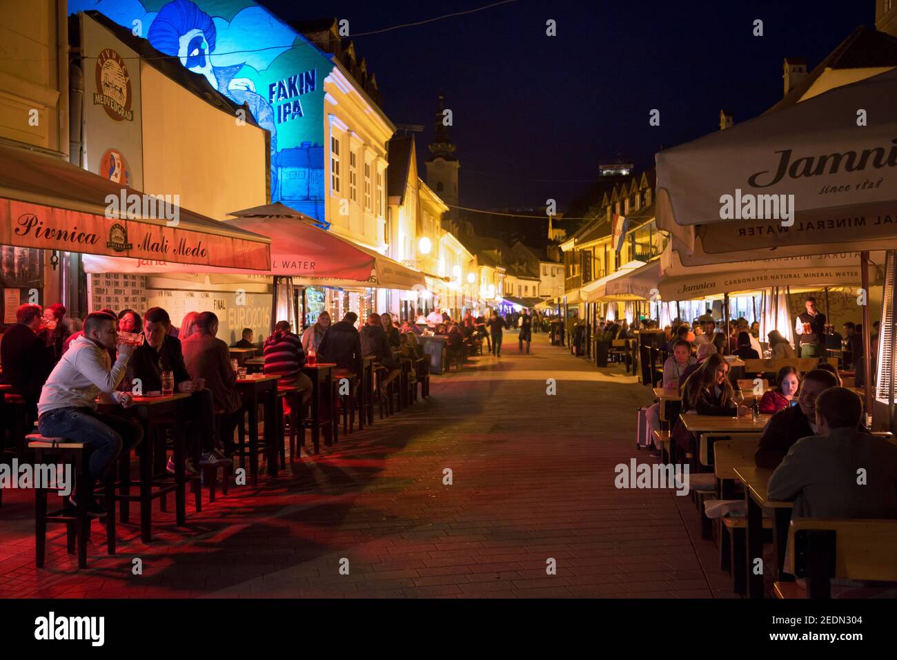 24.05.2016, Zagabria, Zagabria, Croazia - giro dei pub vicino al centro frequentato da turisti e locali. 00A160524D166CAROEX.JPG [VERSIONE DEL MODELLO: NO, PROPRIETÀ R Foto Stock