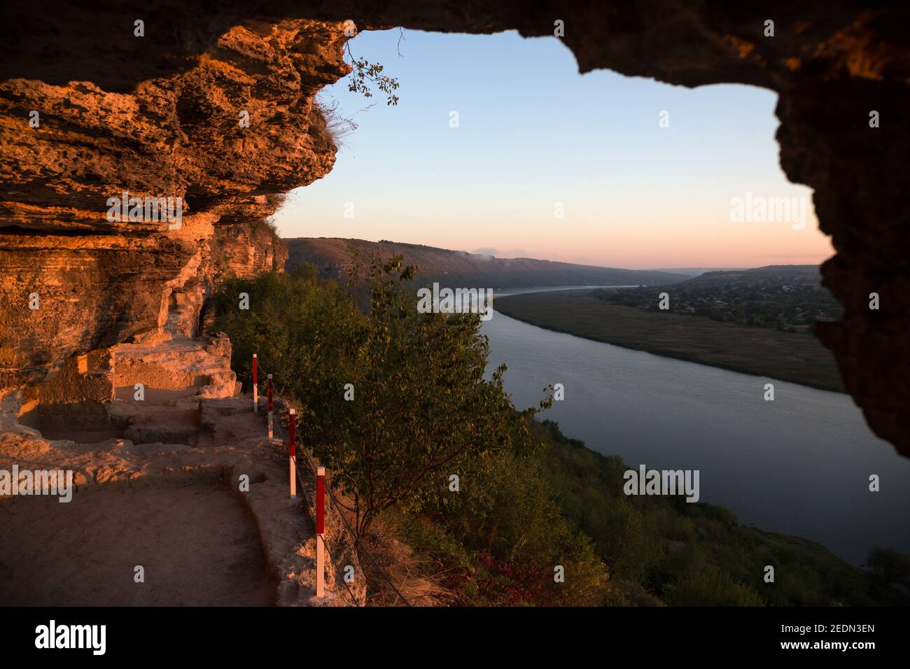 02.09.2016, Lalova, Rajon Rezina, Moldavia - Vista dal monastero medievale grotte appartenenti al monastero di Tipova sul fiume Dnister, di fronte alla se Foto Stock