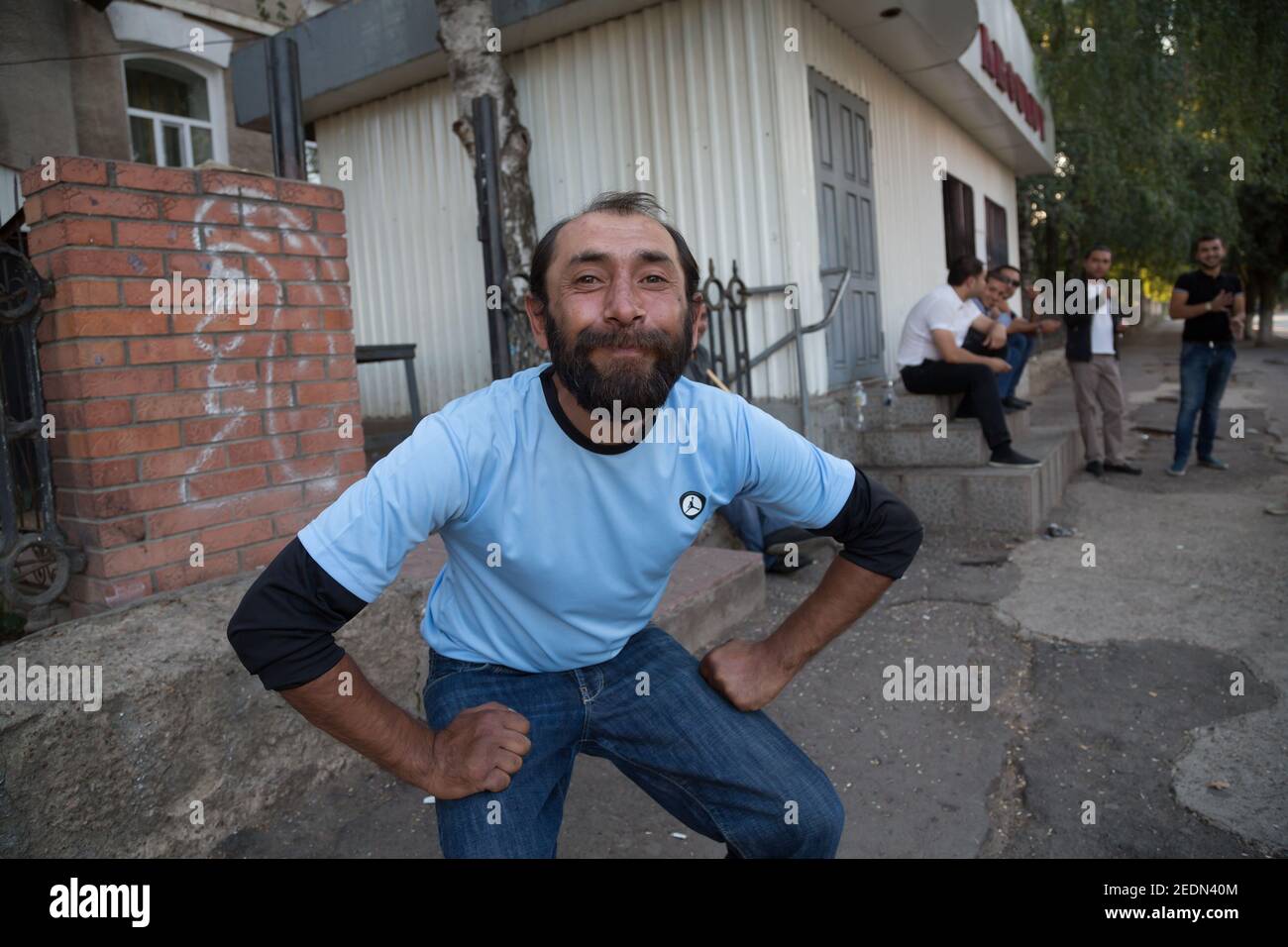 02.09.2016, Soroca, Rajon Soroca, Moldavia - giovane Roma in posa nel suo quartiere.. 00A160902D202CAROEX.JPG [RELEASE DEL MODELLO: NO, RELEASE DELLA PROPRIETÀ: NO Foto Stock