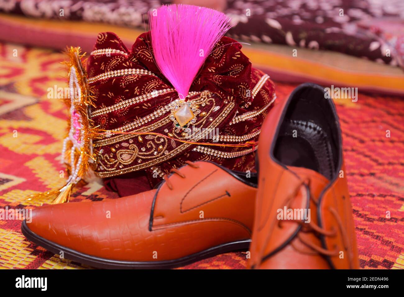 Scera indiano dello sposo o o turbante e scarpe in indiano di nozze cultura tradizionale Foto Stock