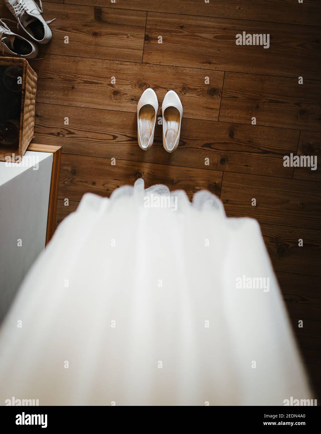 scarpe da sposa sotto il suo vestito Foto Stock