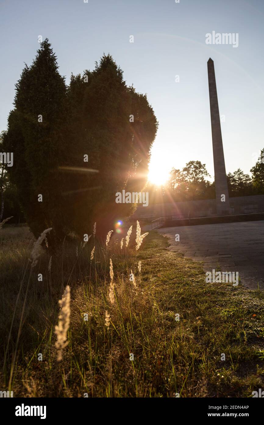 19.09.2020, Lohheide, bassa Sassonia, Germania - monumento a Bergen-Belsen, obelisco al sole della sera. Nel campo di concentramento di Bergen-Belsen, più di 5 Foto Stock