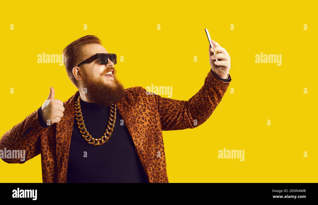 Divertente sorriso rosso capelli bearded uomo che fa selfie su smartphone Foto Stock