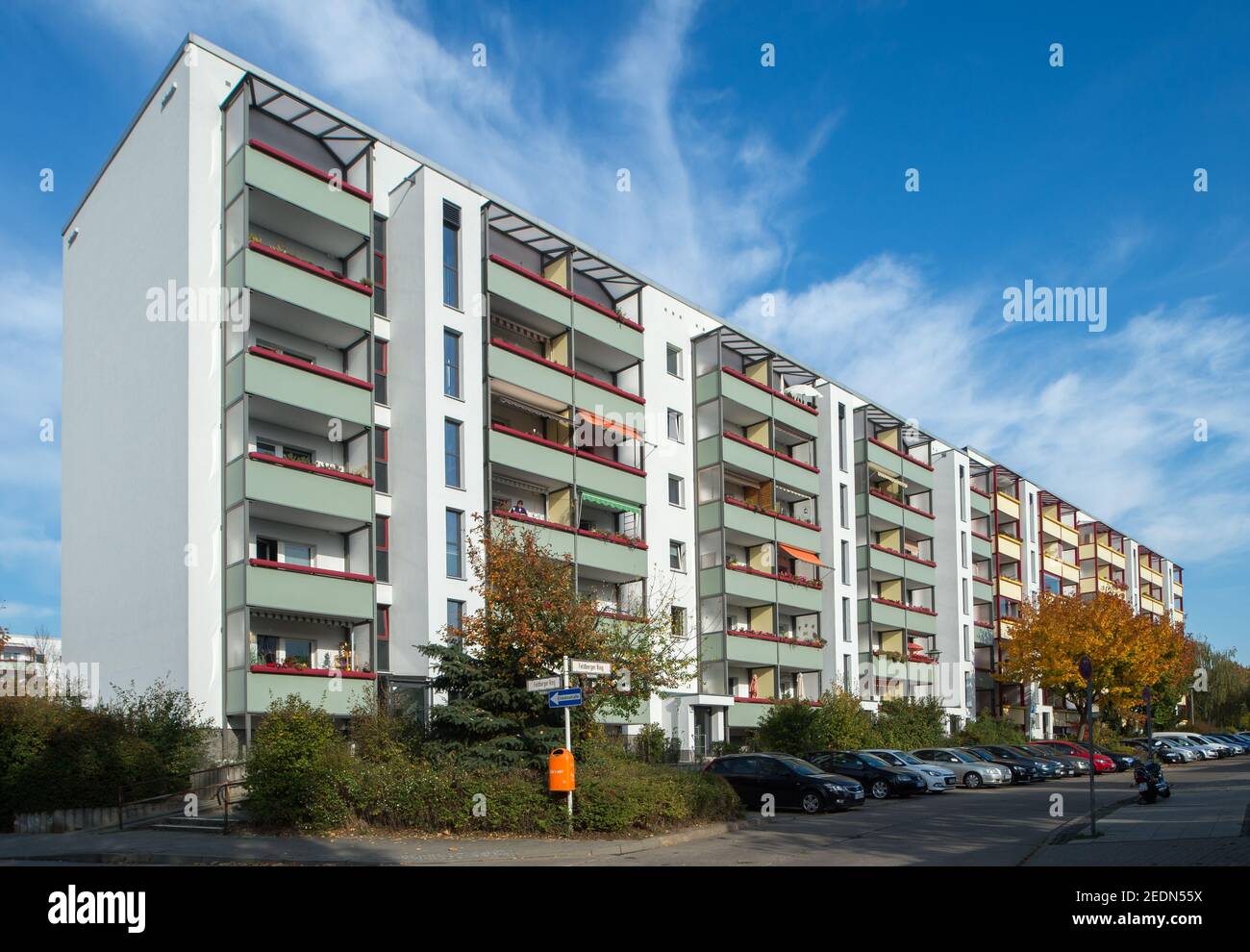 14.10.2018, Berlin, , Germania - Marzahn-Hellersdorf - edificio rinnovato con pannelli di GDR. 0CE181014D020CAROEX.JPG [RELEASE DEL MODELLO: NO, RELEASE DELLA PROPRIETÀ: NO Foto Stock