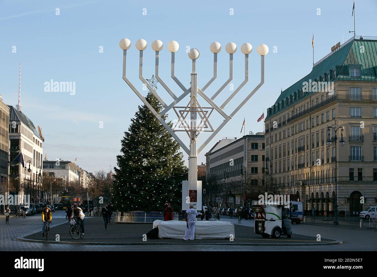 18.12.2020, Berlino, Berlino, Germania - su Pariser Platz a Berlino-Mitte sono le luci Hanukkah per il Festival Ebraico delle luci e un Chris decorato Foto Stock
