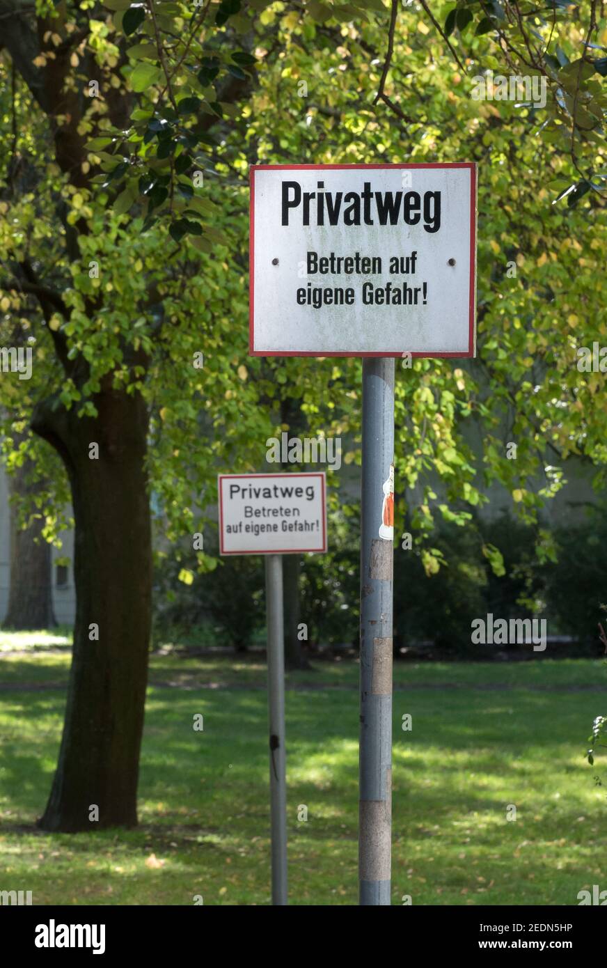 14.09.2019, Berlin, , Germania - Berlin-Mitte - Signpost private way.. 0CE190914D001CAROEX.JPG [RELEASE DEL MODELLO: NON APPLICABILE, RELEASE DELLA PROPRIETÀ: NO (C) Foto Stock
