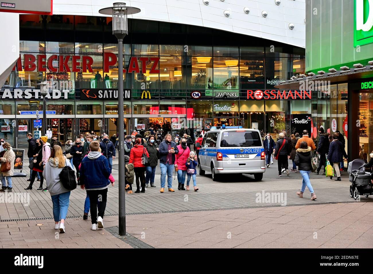 12.12.2020, Essen, Nord Reno-Westfalia, Germania - Vista del centro della città. L'ultimo sabato prima del secondo blocco, molti visitatori hanno utilizzato il cit Foto Stock