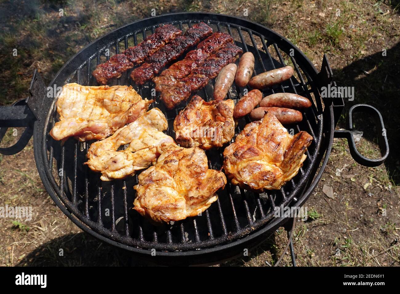 11.06.2019, Berlino, , Germania - carne e salsicce sono preparati su una griglia. 00S190611D105CAROEX.JPG [RELEASE DEL MODELLO: NO, RELEASE DELLA PROPRIETÀ: NO (C) CARO Foto Stock