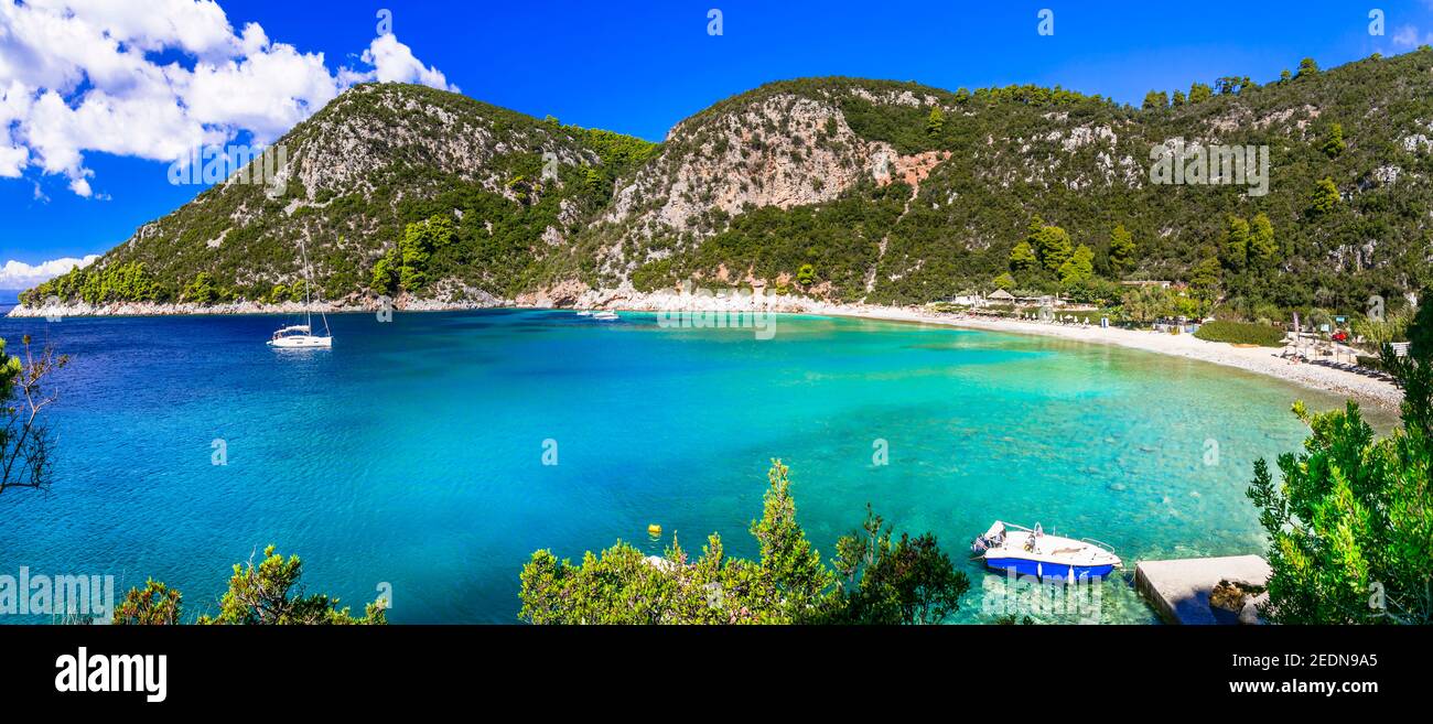 Le migliori spiagge dell'isola di Skopelos - Limnonari con una baia incredibile e mare turchese. Sporadi isole della Grecia Foto Stock