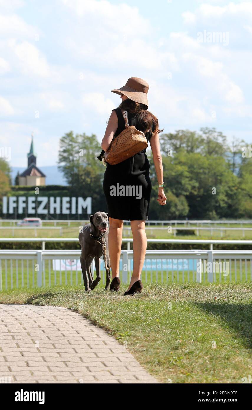 11.09.2020, Iffezheim, Baden-Wuerttemberg, Germania - Moda: Donna elegantemente vestita con cane sull'ippodromo.. 00S200911D430CAROEX.JPG [MODELLO REL Foto Stock