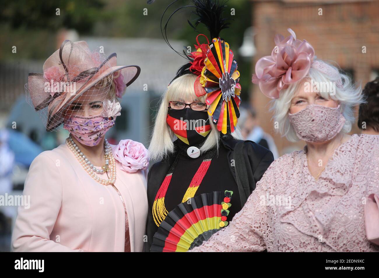 03.10.2020, Hoppegarten, Brandeburgo, Germania - Moda: Le donne elegantemente vestite con cappelli indossano protettori per naso a bocca fatti in casa. 00S201003D460CAROEX. Foto Stock