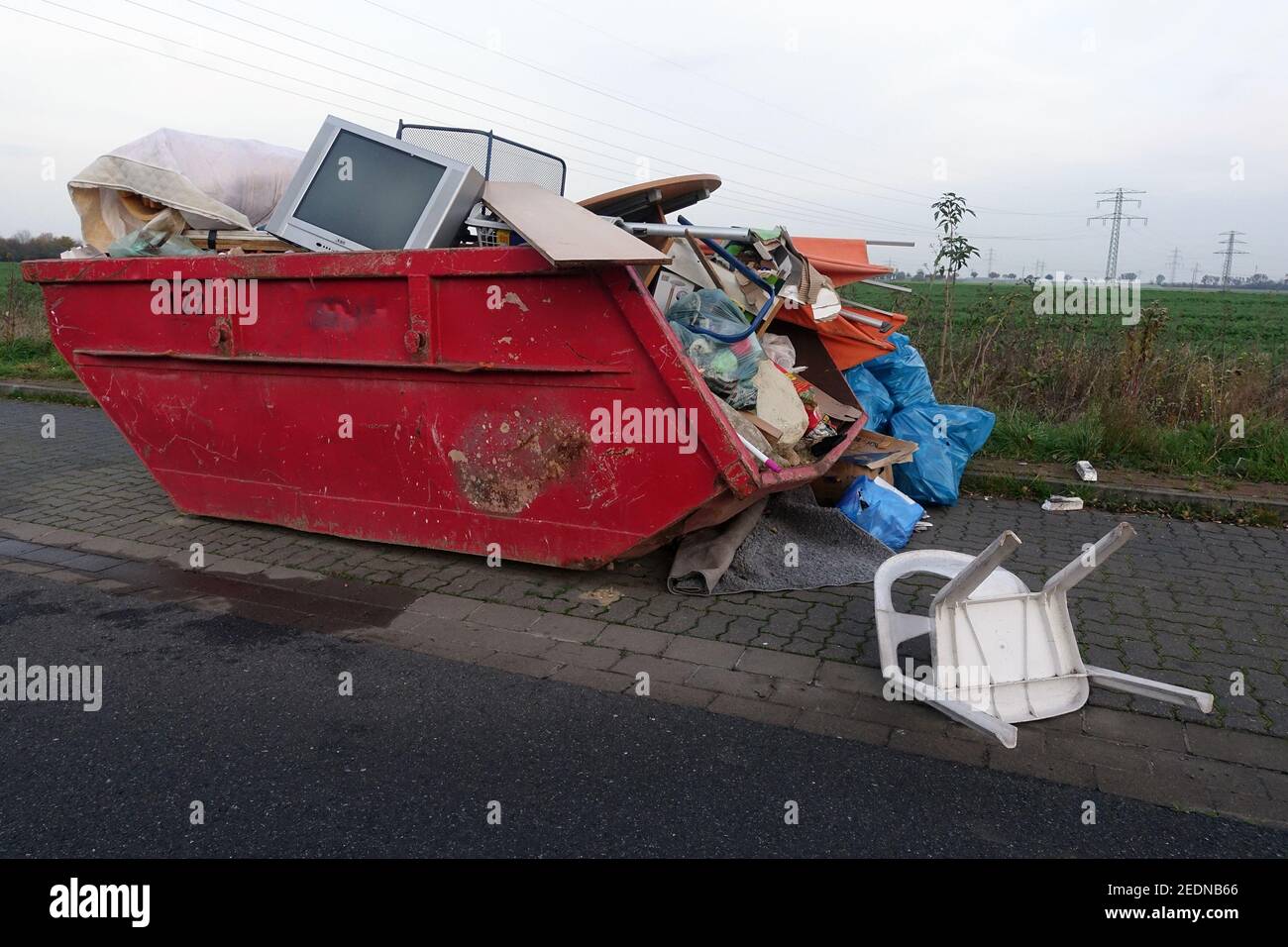 14.11.2020, Salzgitter, bassa Sassonia, Germania - contenitore con articoli domestici scartati su una strada.. 00S201114D579CAROEX.JPG [VERSIONE MODELLO: NO, PRO Foto Stock