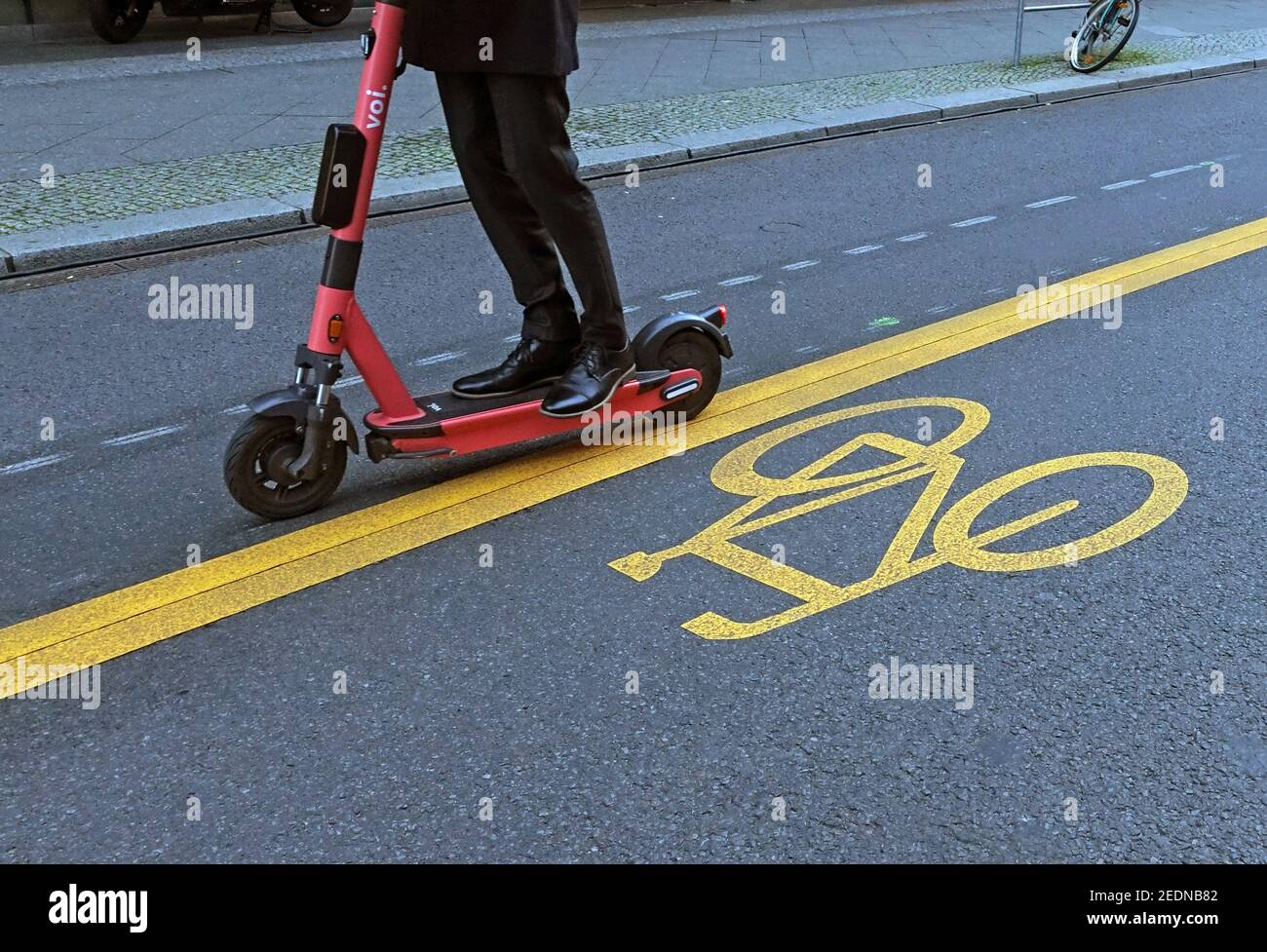 20.11.2020, Berlino, , Germania - primo piano: Una persona su un e-scooter corre lungo un percorso ciclabile pop-up. 00S201120D865CAROEX.JPG [VERSIONE DEL MODELLO: NO, PROPE Foto Stock