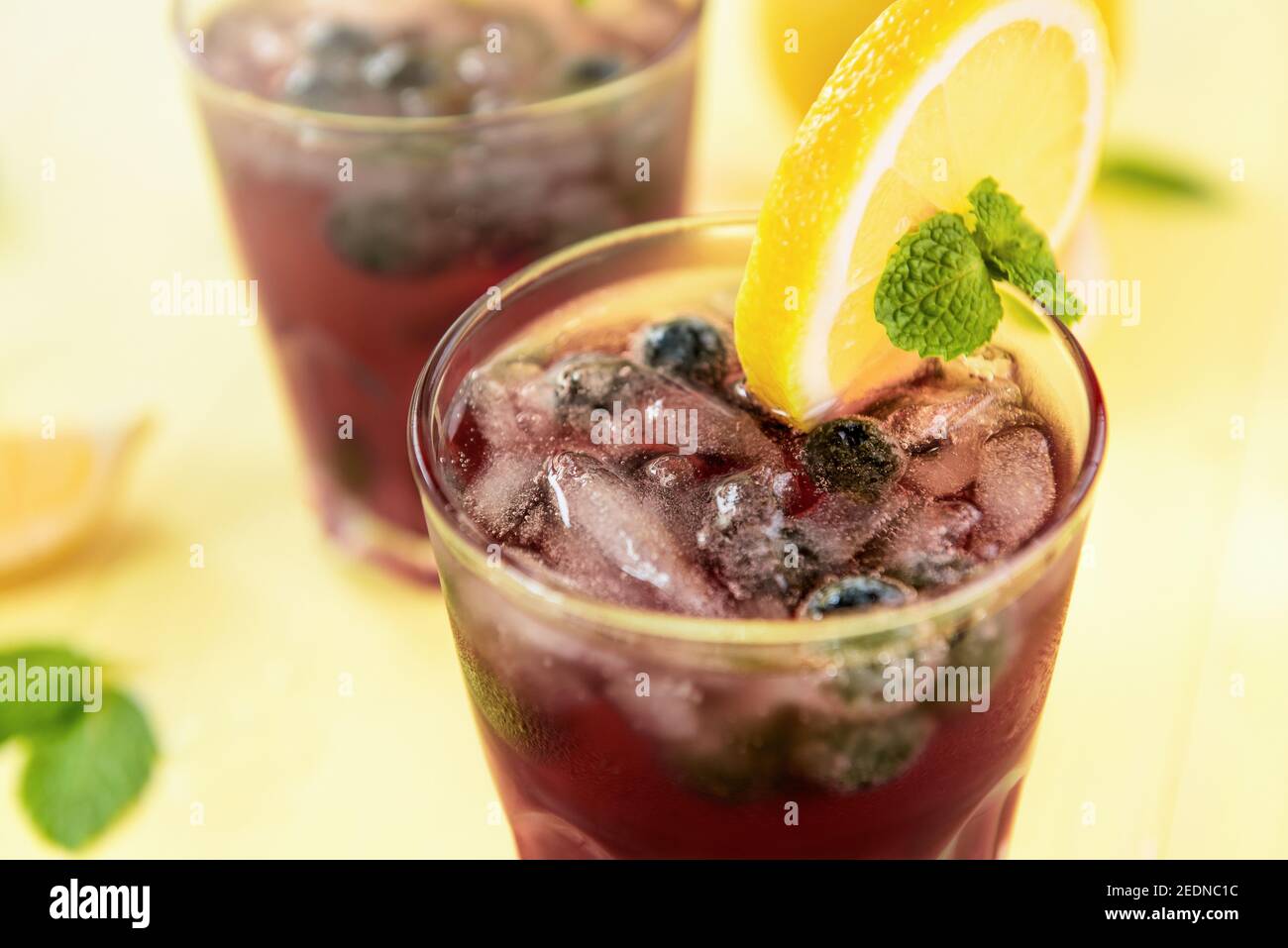 Bevande rinfrescanti per l'estate, dolce freddo e sour succo di limonata di mirtillo nei bicchieri con fetta di limone Foto Stock