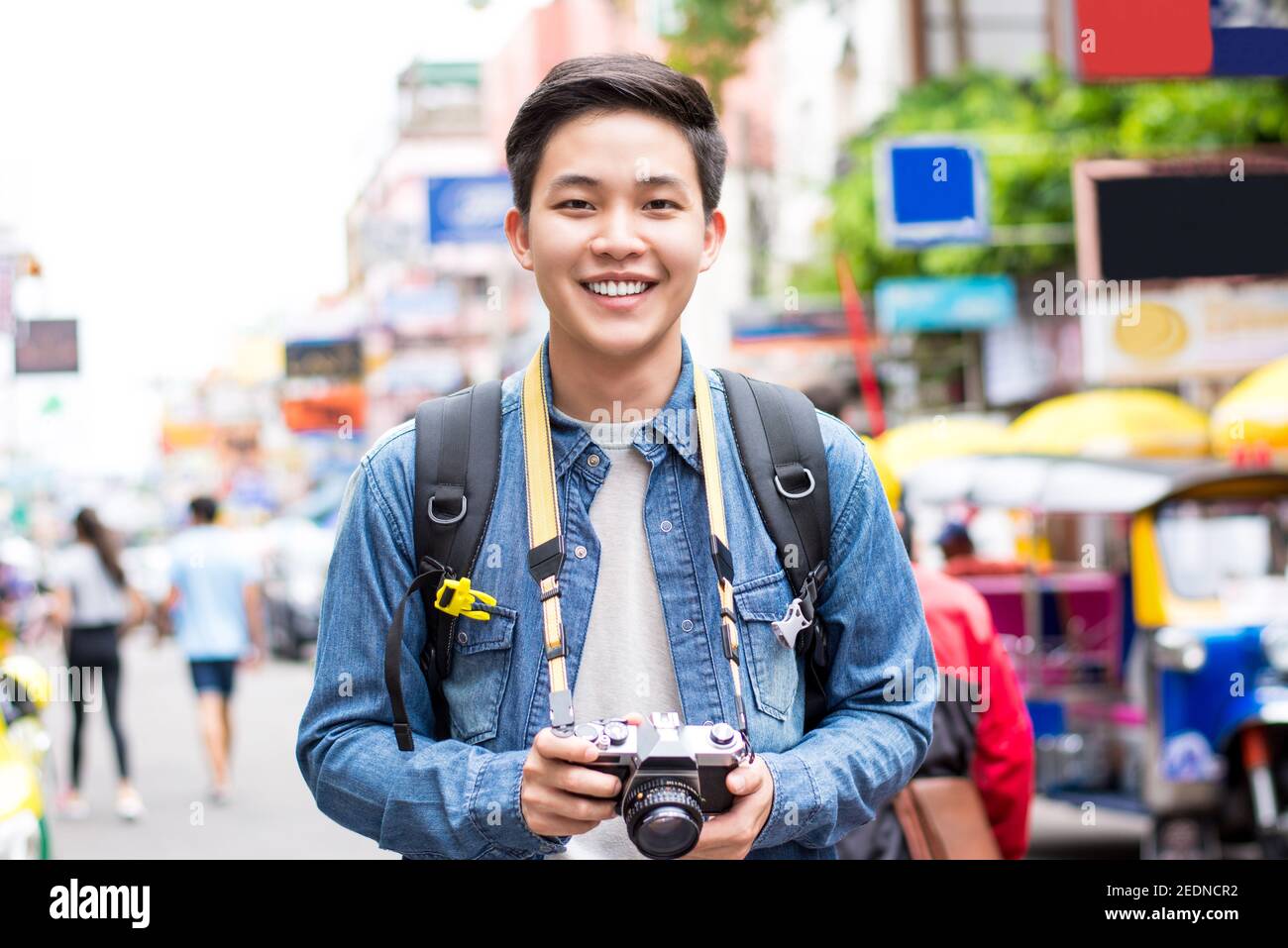 Asian male fotografo turistico backpacking in Khao san Road, Bangkok, Thailandia in vacanza Foto Stock