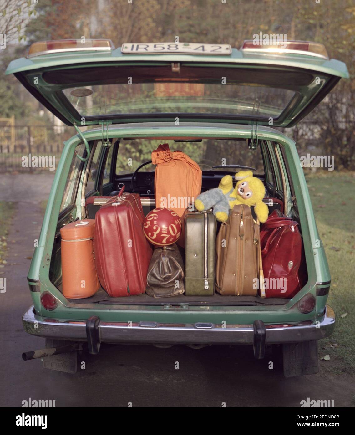 02.08.1971, Berlino, Repubblica Democratica tedesca - il bagagliaio di un Wartburg è completamente carico di bagagli. 00S710802D059CAROEX.JPG [VERSIONE MODELLO: NO, P Foto Stock