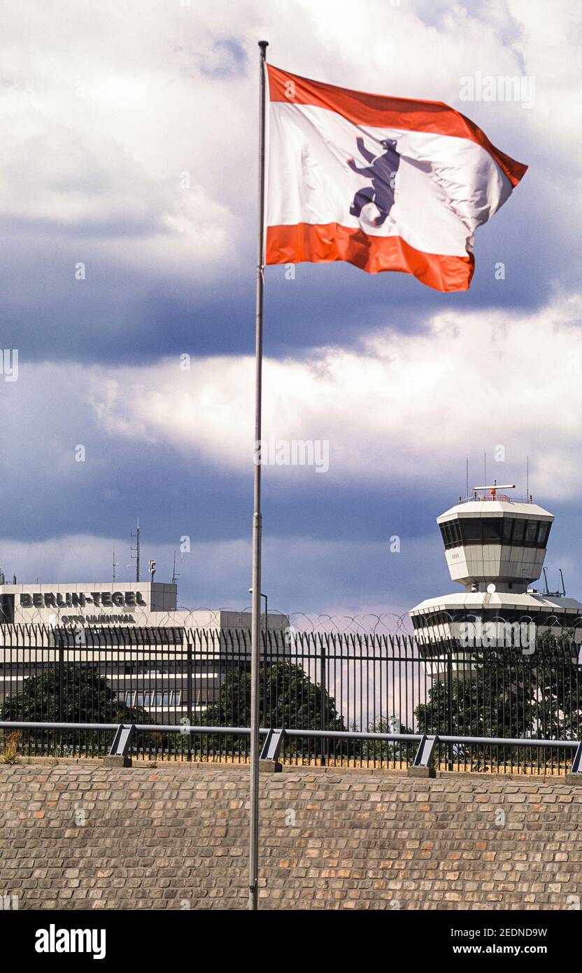 13.04.2014, Berlino, , Germania - Europa - una bandiera con l'immagine araldica di Berlino dell'orso vola all'aeroporto Tegel di Berlino, otto-Lilienthal nel vento. Foto Stock