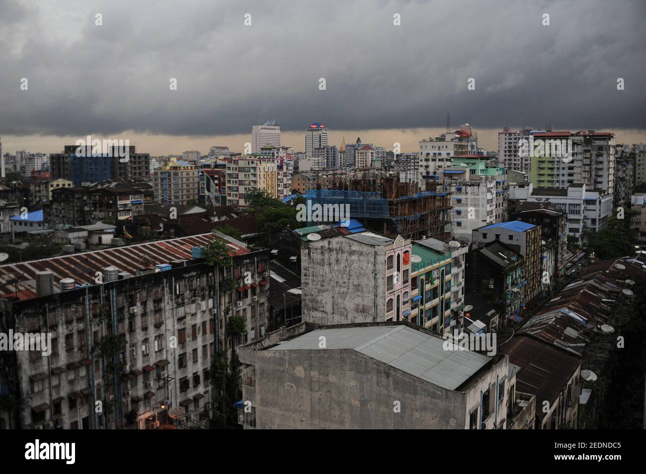 24.06.2014, Yangon, , Myanmar - atmosfera temporale con nuvole scure sul centro della città dell'ex capitale Yangon annunciare l'inizio di t Foto Stock