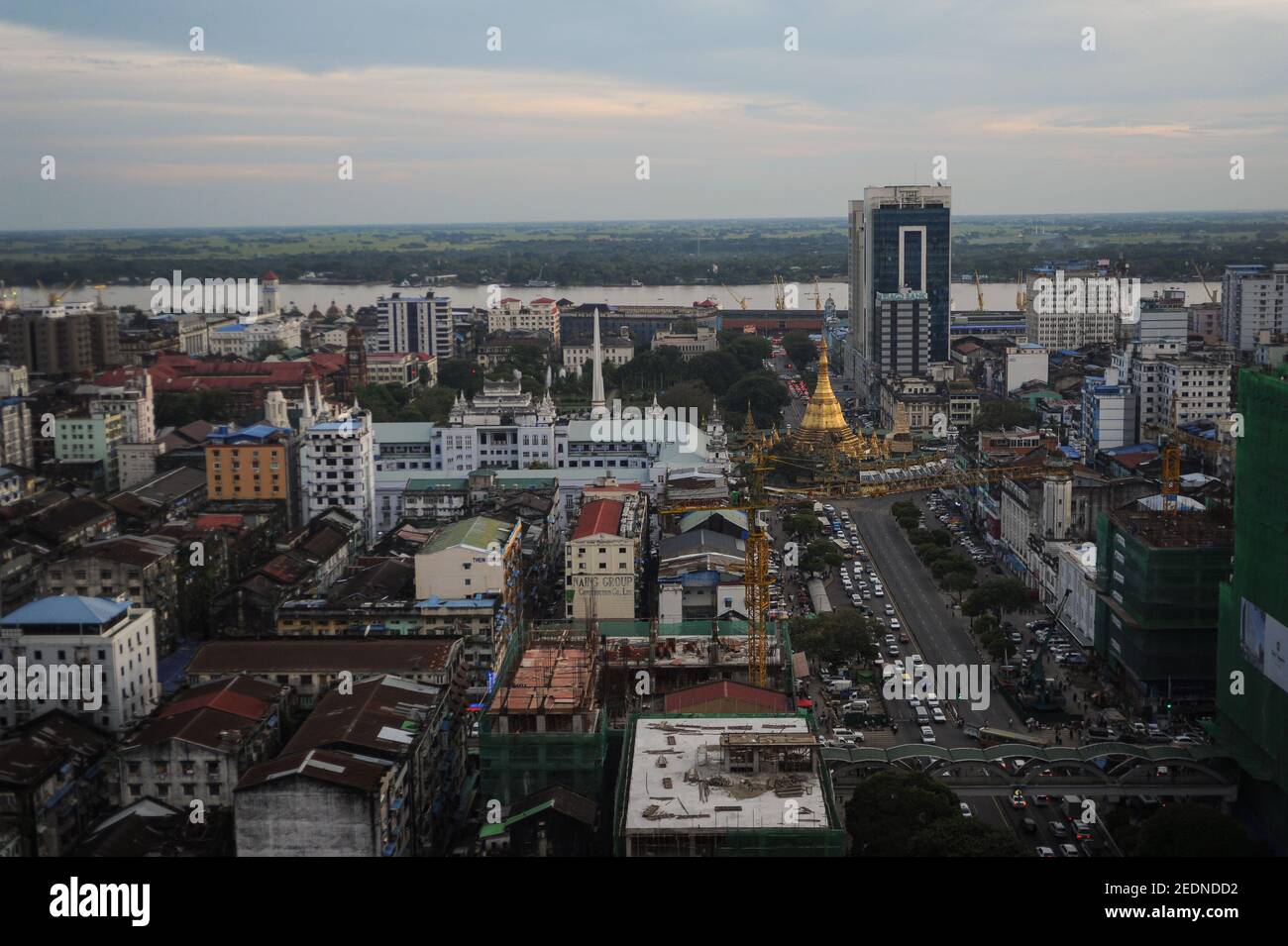 11.11.2015, Yangon, , Myanmar - Vista dallo Sky Bistro al 20° piano della Torre Sakura al centro della città dell'ex capitale Yangon. Nella Foto Stock