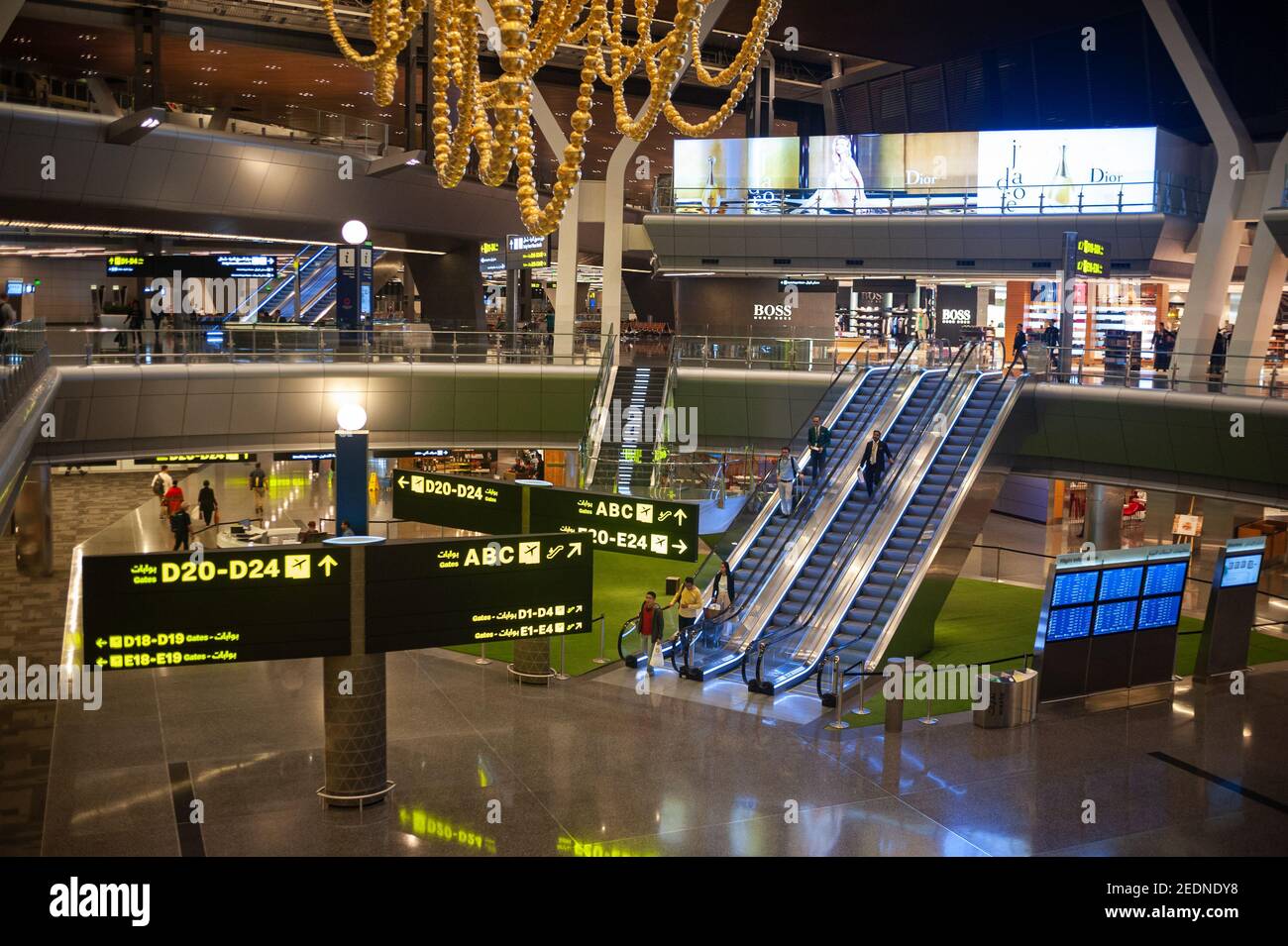 27.06.2019, Doha, , Qatar - Asia - Interior shot della sala partenze del nuovo aeroporto internazionale di Hamad. 0SL190627D012CAROEX.JPG [VERSIONE DEL MODELLO Foto Stock