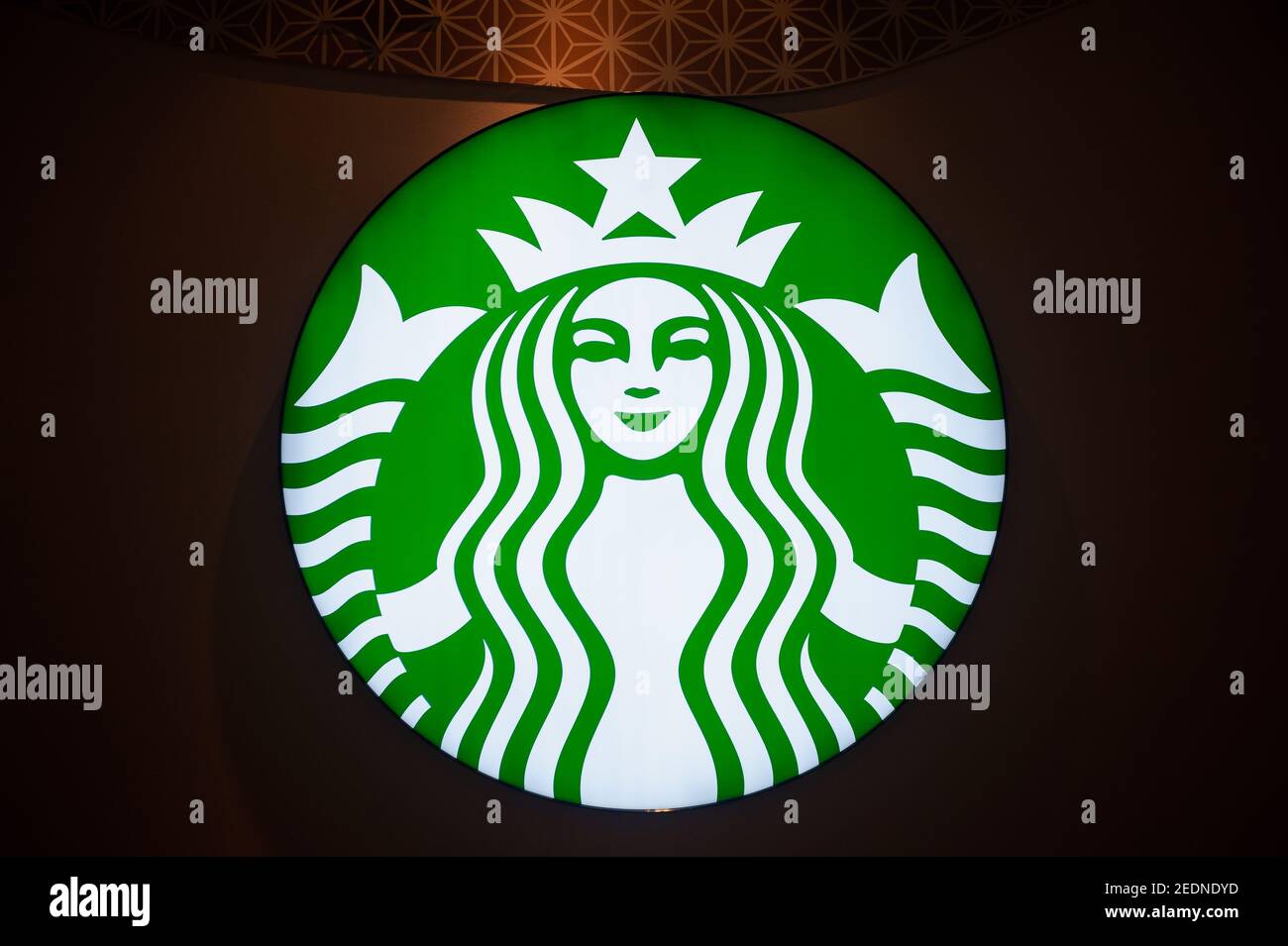 12.03.2020, Singapore, , Singapore - segno illuminato della compagnia con il logo di un cafe' Starbucks. Starbucks Corporation è una società al dettaglio americana Spi Foto Stock