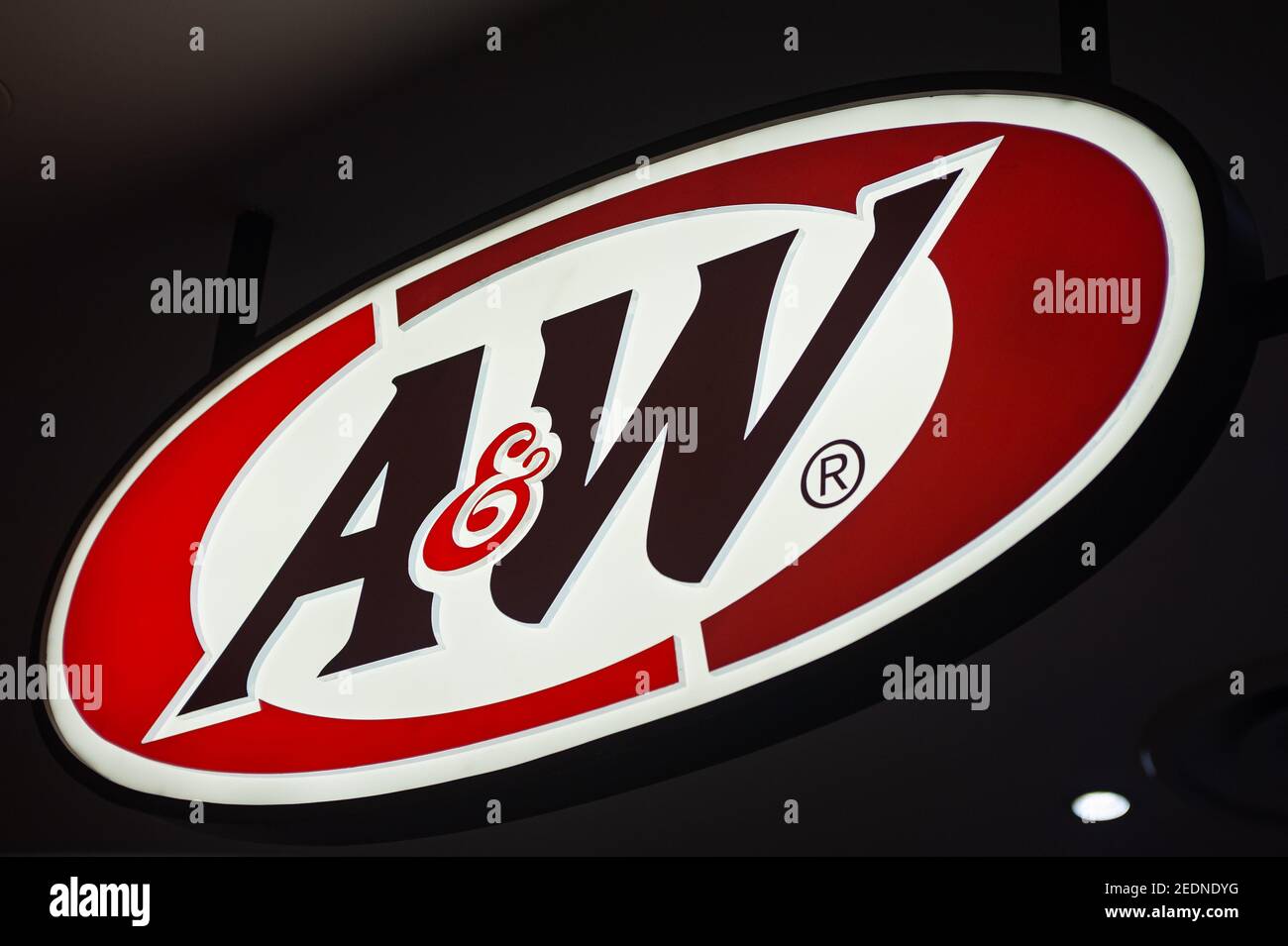 12.03.2020, Singapore, , Singapore - cartello illuminato con il logo di un ristorante fast food A&W. A&W Restaurants Inc è un fast food americano c Foto Stock