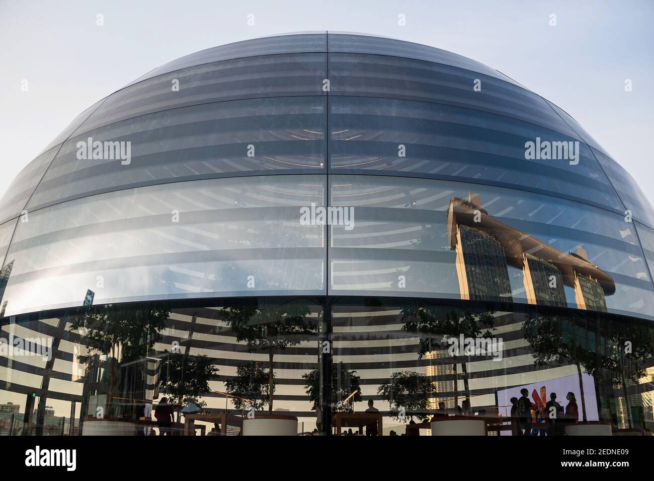 02.12.2020, Singapore, , Singapore - una vista dall'esterno del nuovo negozio di punta Apple sul lungomare di Marina Bay Sands, la cui vetrata Foto Stock