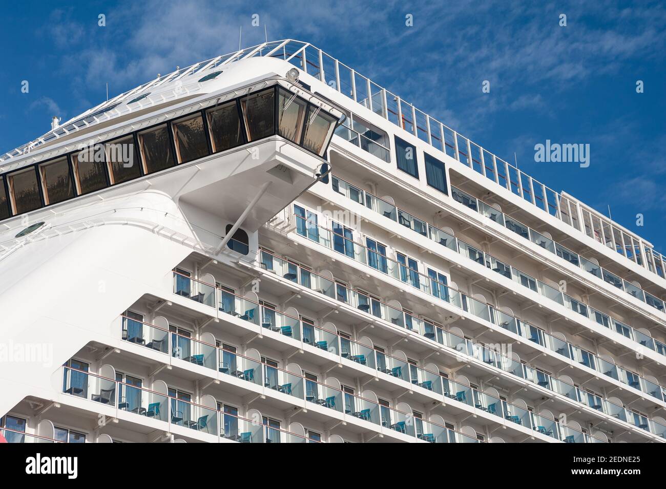 11.12.2020, Singapore, , Singapore - la nave da crociera da sogno di Genting Cruise Lines, che opera sotto il marchio Dream Cruise, è ormeggiata al Mari Foto Stock