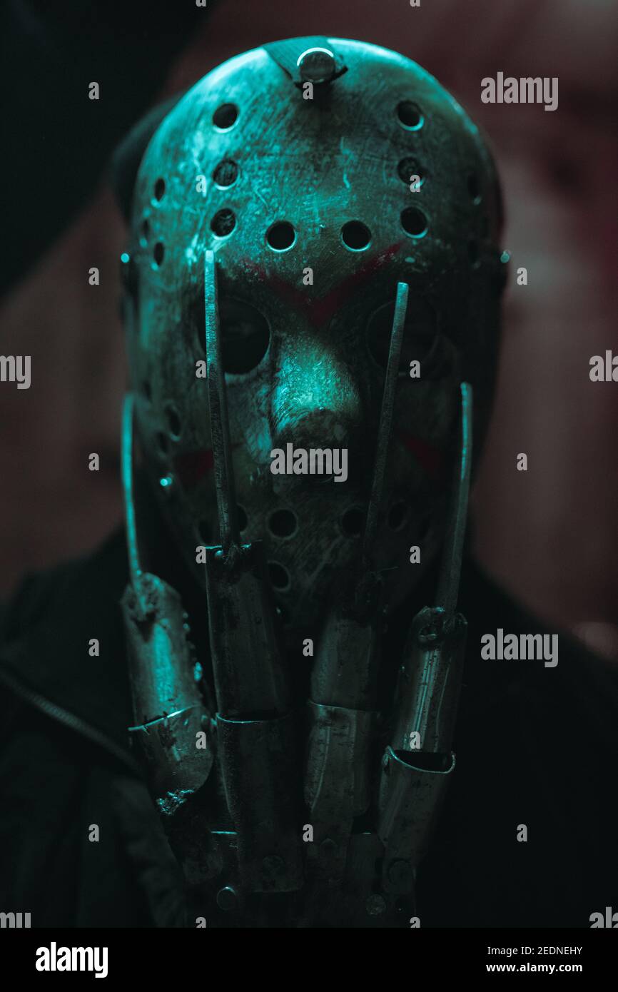Maschera di primo piano di Jason Voorhees e mano con metallo-clawed di  Freddy Krueger da Nightmare su Elm Street film. Cosplay Foto stock - Alamy
