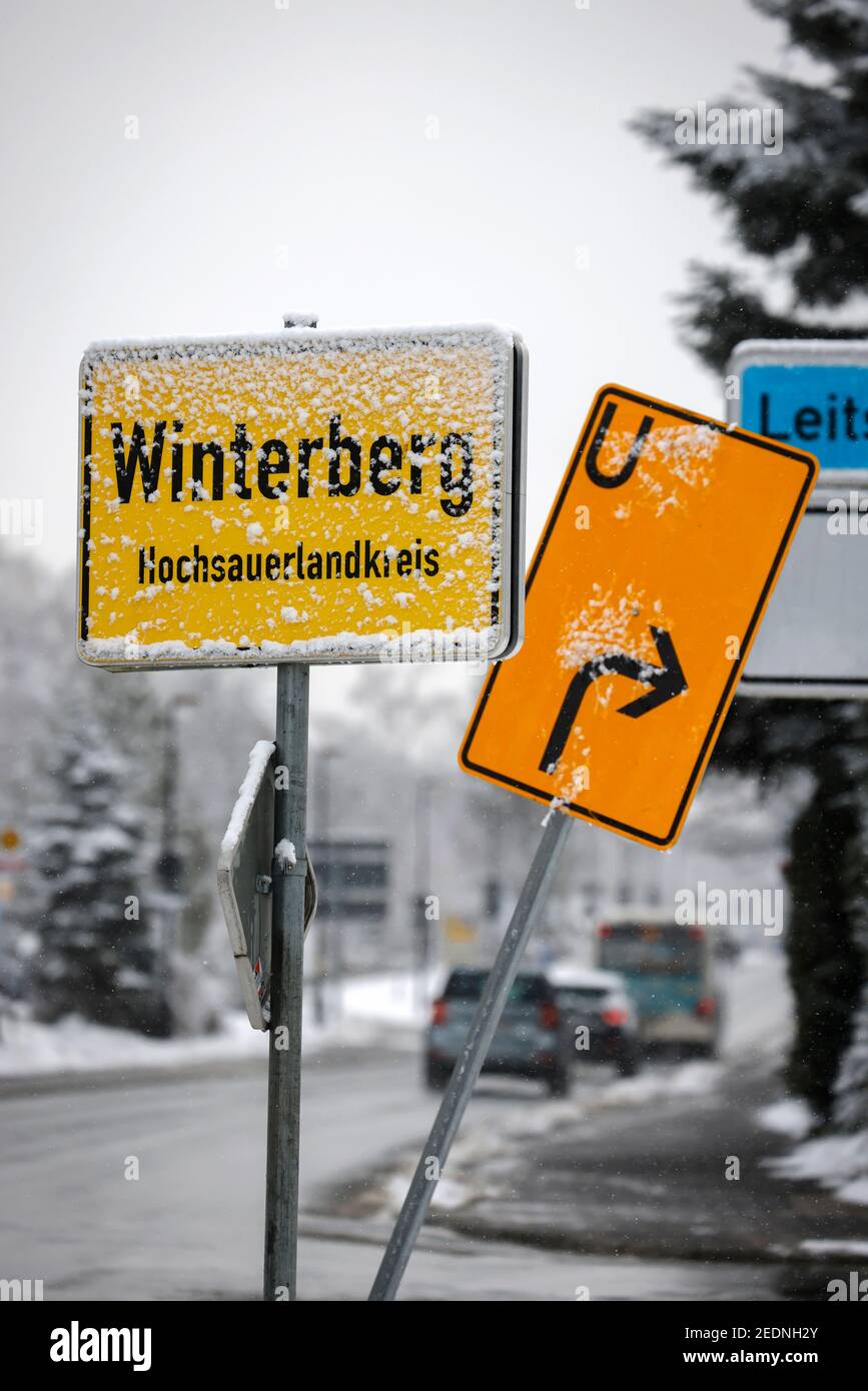 07.12.2020, Winterberg, Renania Settentrionale-Vestfalia, Germania - insegna della città di Winterberg ricoperta di neve, nessun sport invernale a Winterberg in tempi di crisi di Corona Foto Stock