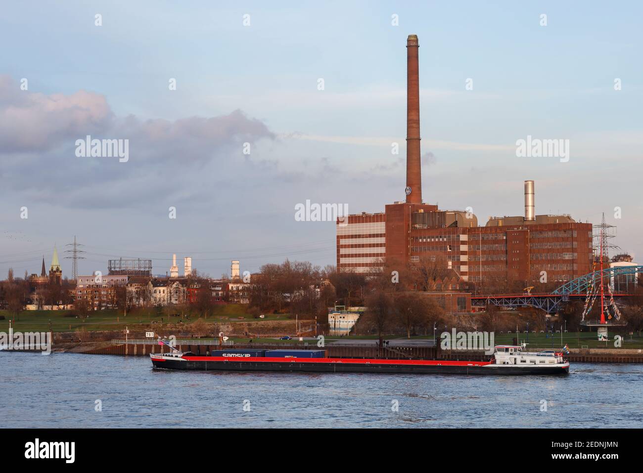 22.01.2021, Duisburg, Renania Settentrionale-Vestfalia, Germania - paesaggio urbano nella zona della Ruhr con la centrale elettrica ThyssenKrupp e-Werk Hermann Wenzel accanto al residence Foto Stock