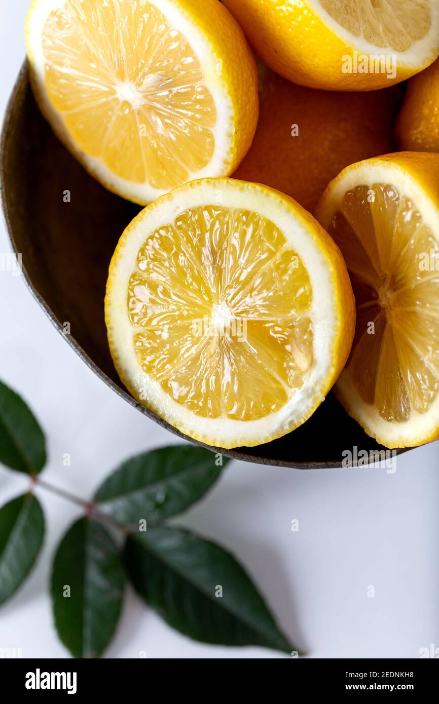 Fette di limone fresco con foglia su sfondo bianco. Foto Stock