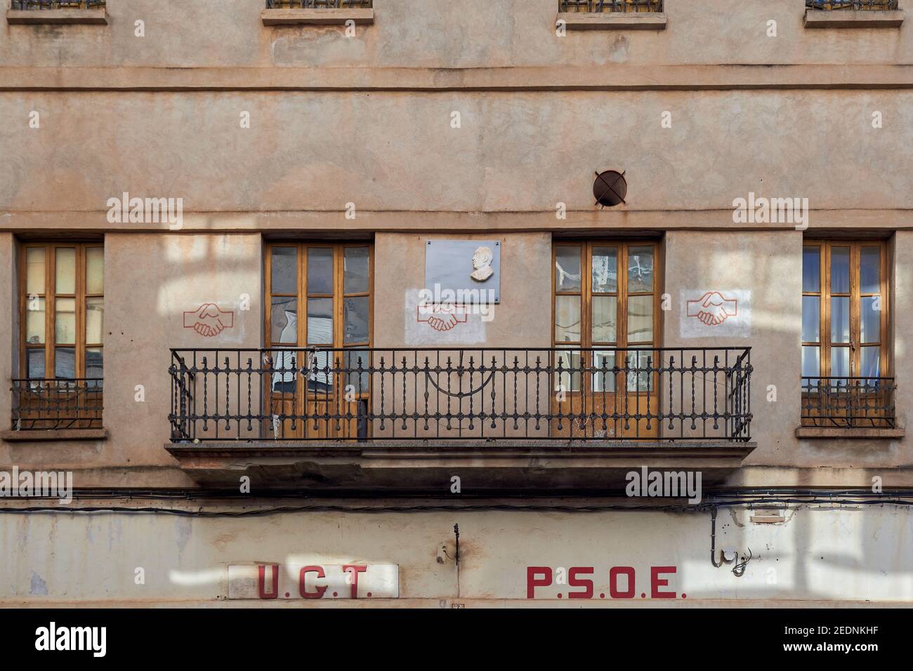 Vecchio edificio del 1920, sulla facciata sono le iniziali UGT e PSOE con una targa di Joaquin Rambla Castello a la Vall d'Uixo, Castellon, Spagna Foto Stock