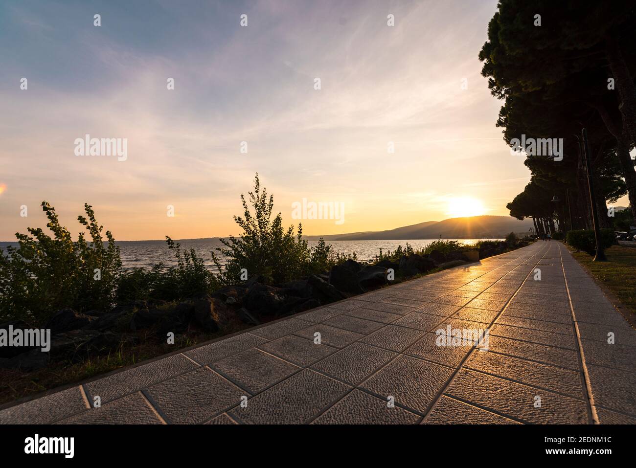 Tramonto sul lago in autunno con acqua calma Foto Stock
