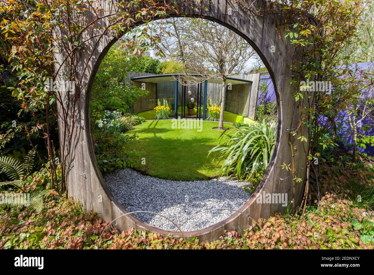 Un giardino a vista di Diarmuid Gavin nei Lakeside Gardens al RHS Harlow Carr Garden, nr Harrogate, North Yorkshire, Inghilterra, UK Foto Stock