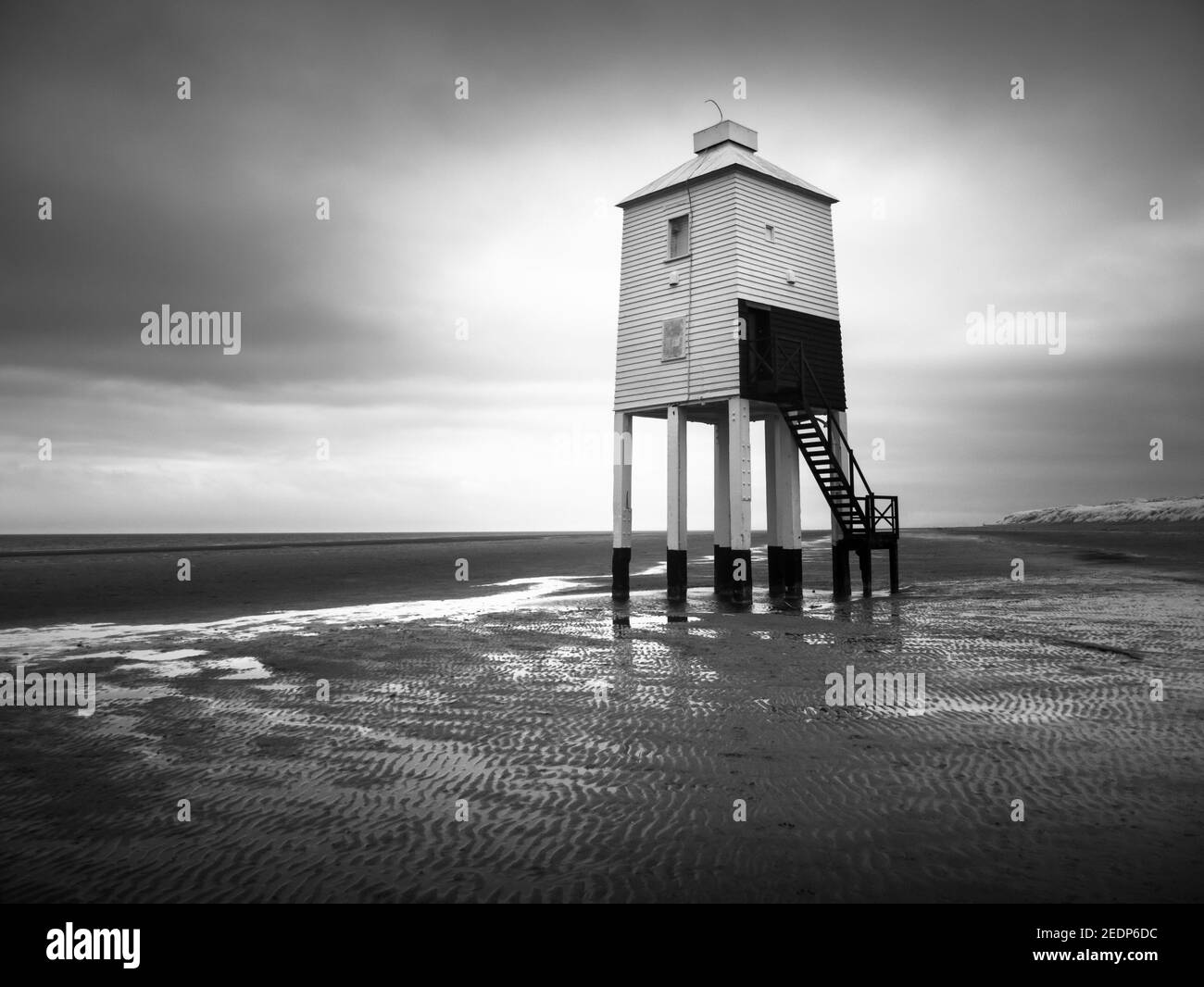 Il faro basso sulla spiaggia di Burnham-on-Sea che si affaccia sulla baia di Bridgwater nel canale di Bristol, Somerset, Inghilterra. Foto Stock