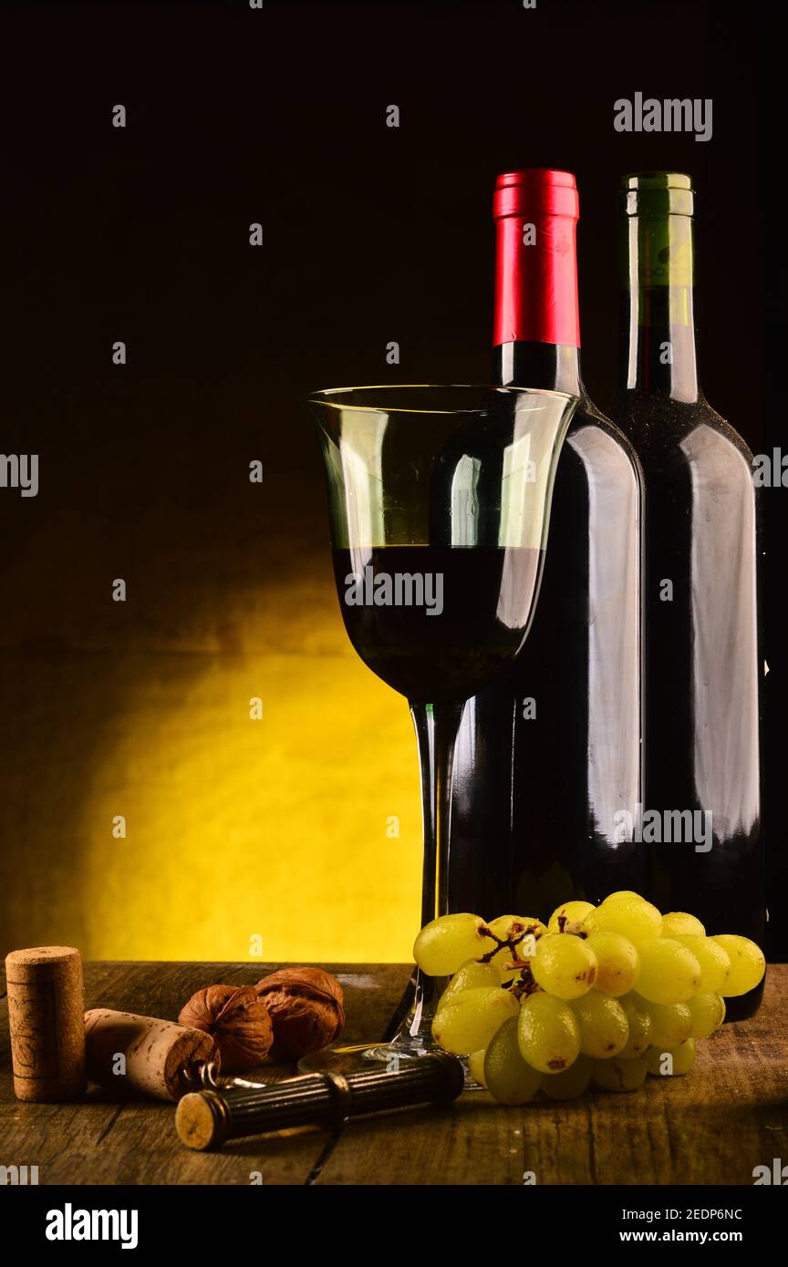 Vino, pane e formaggio a tavola Foto Stock