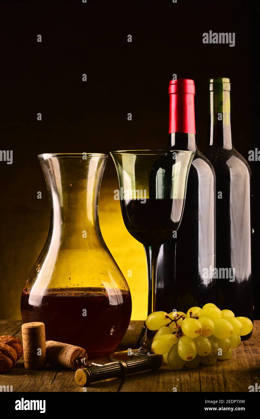 Vino, pane e formaggio a tavola Foto Stock