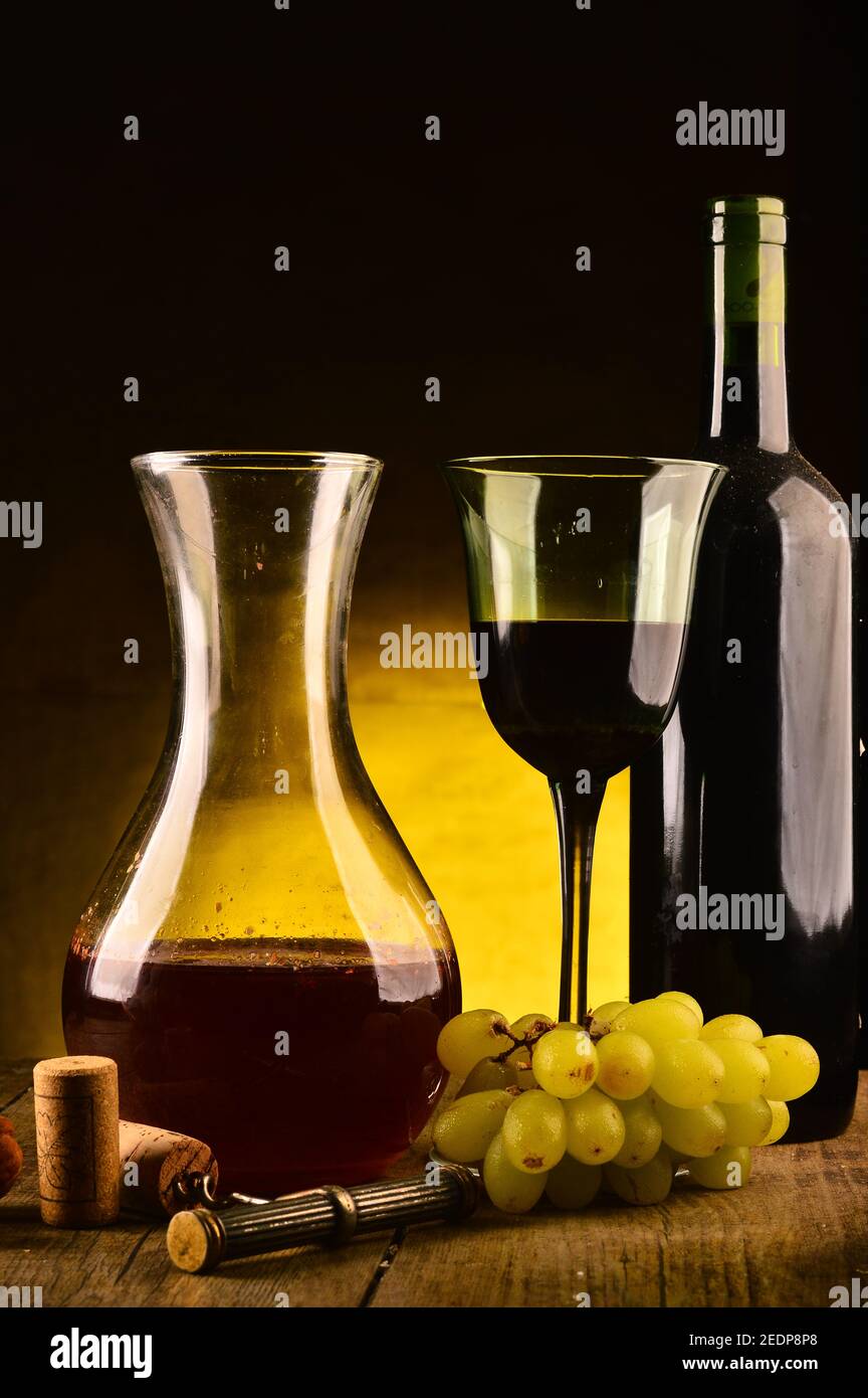 Vino, pane e formaggio a tavola Foto Stock