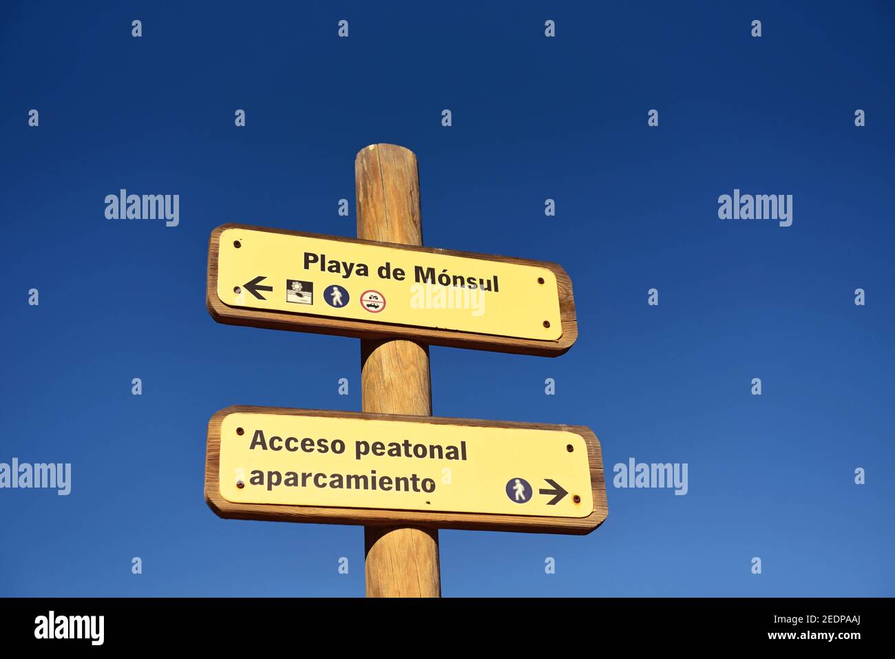 Indicazioni per la spiaggia e per il parcheggio, le dune di Monsul, San José, Spagna, Andalusia, Parque Natural de Cabo de Gata-Nijar Foto Stock