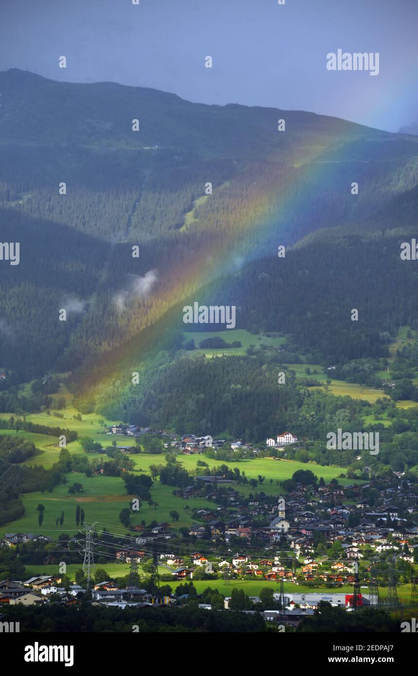 arcobaleno sul paesaggio di montagna Haute Tarentaise, Francia, Savoia, Seez Foto Stock