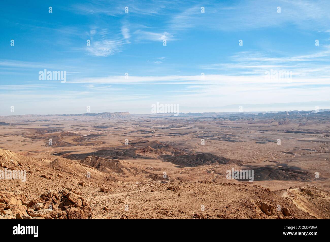 Makhtesh Ramon una caratteristica geologica del deserto di Negev d'Israele. Situato sulla cima del Monte Negev, il piu' grande circo di erosione del mondo (Steephead vall Foto Stock