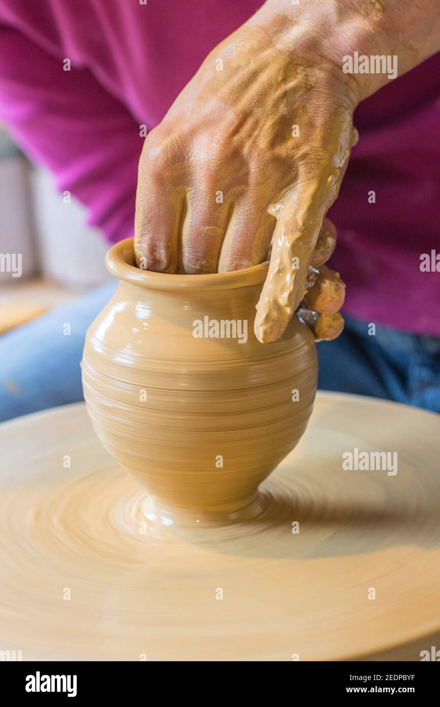 Vasaio femmina che forma un vaso da argilla in un laboratorio di ceramica, Germania Foto Stock