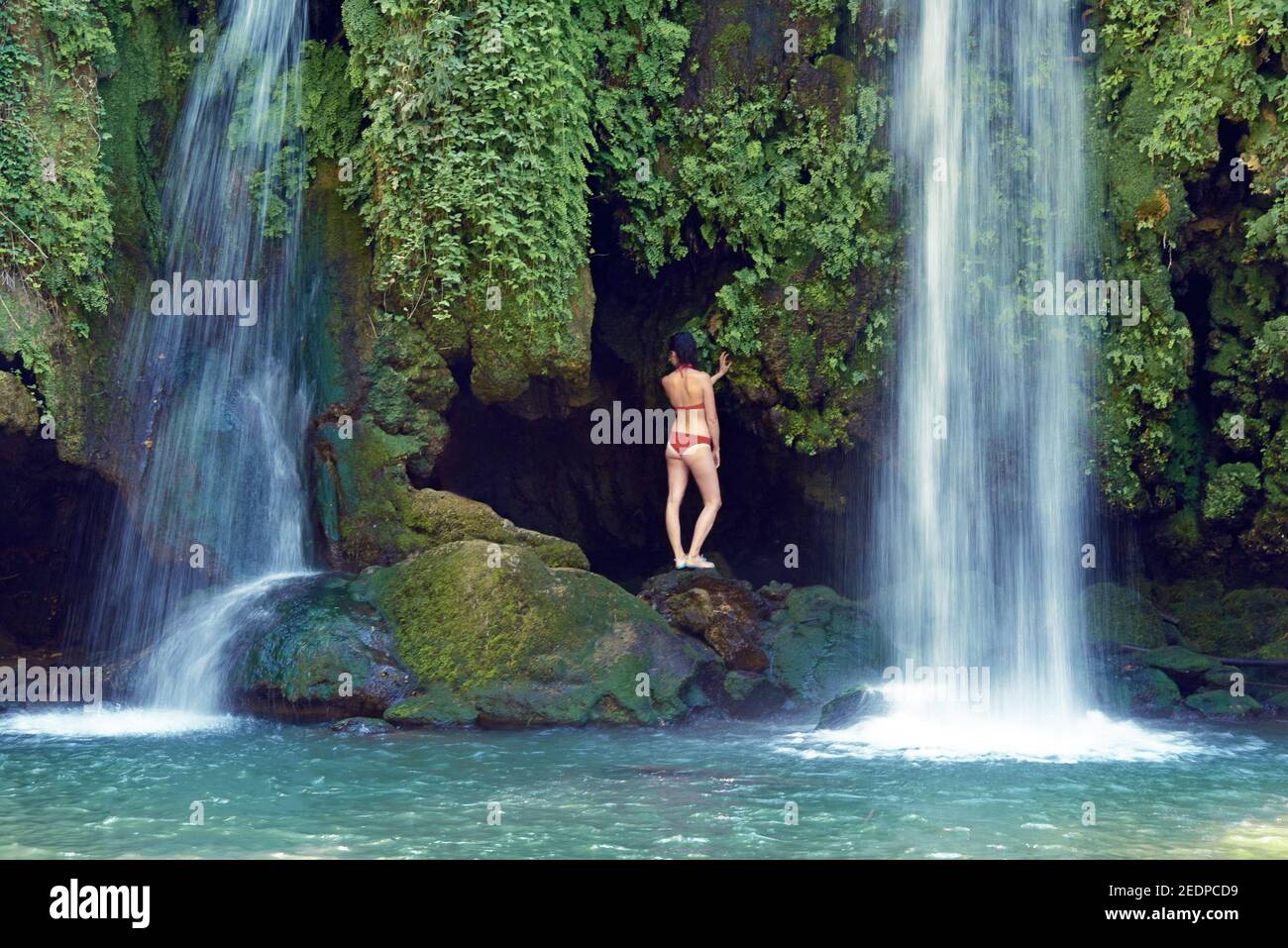 Donna in bikini sotto la cascata Cascade du Baou, Francia, Provenza, Dept Var, le Val Foto Stock